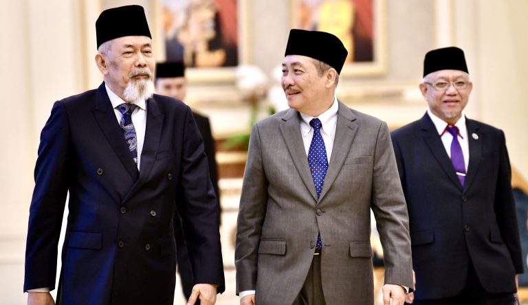 Hajiji iringi Tun Juhar hadiri Mesyuarat Majlis Raja-Raja di Istana Negara