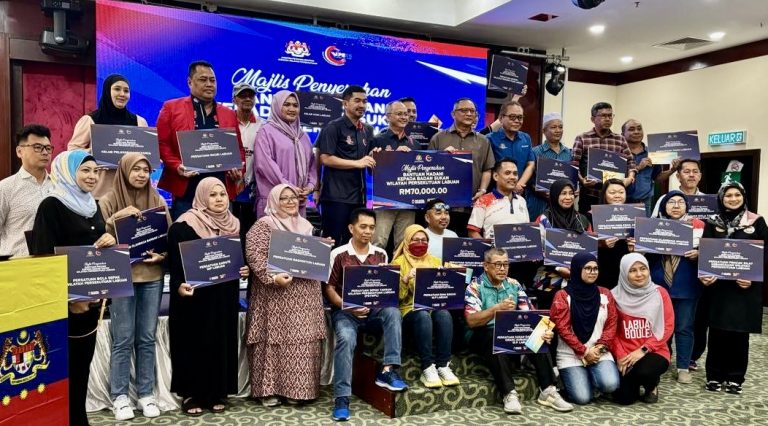 Jabatan Wilayah Persekutuan serah Bantuan Madani kepada 25 Badan Sukan di Labuan