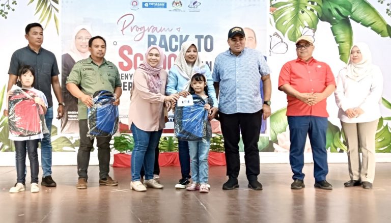 600 pelajar di Labuan terima bantuan peralatan sekolah dari Yayasan Bank Rakyat dan Yayasan Pelajaran MARA