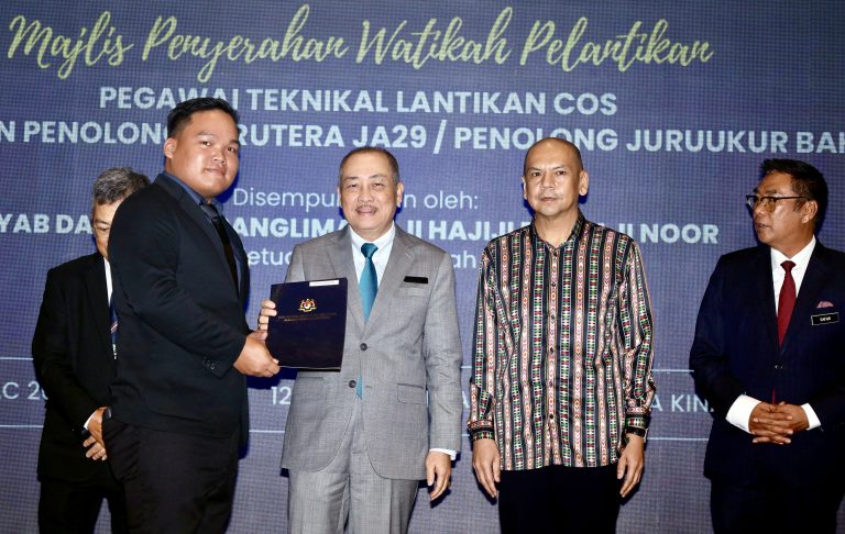 33 pegawai teknikal lantikan COS terima watikah daripada Ketua Menteri