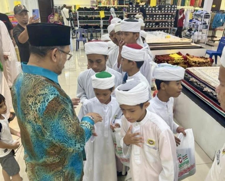 Nizam ‘Shopping Raya’ bersama pelajar Maahad Tahfiz Darul Muqamah Kg Ranggu Tawau