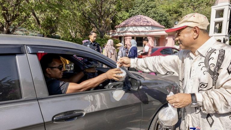 UMS-Adabi agih 3,500 pek juadah berbuka bubur lambuk