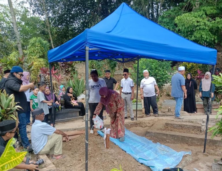 Jenazah Allahyarhamah Nur Adika dikebumikan di Tanah Perkuburan Islam Belud Sadok Kinarut