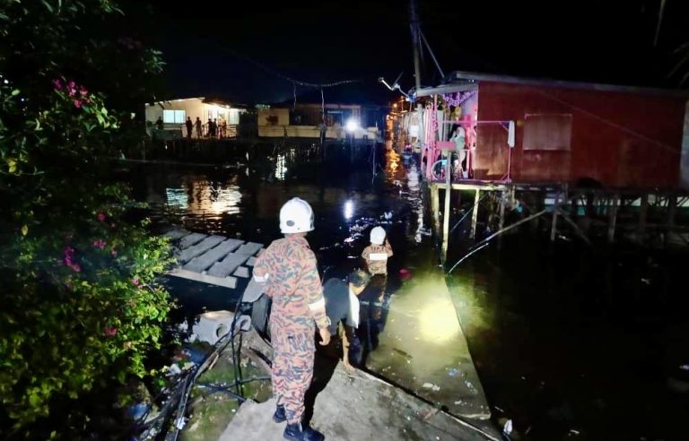 4 cedera jambatan roboh di Kampung Bangau-Bangau Semporna