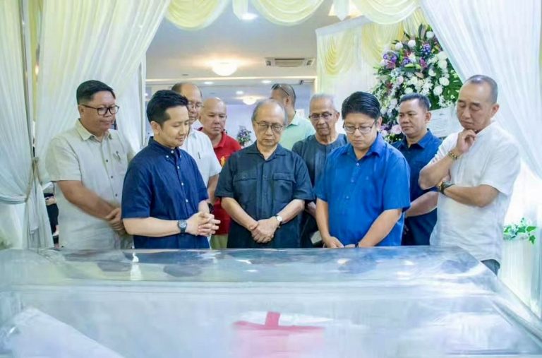 Ewon ketuai rombongan UPKO beri penghormatan terakhir kepada Tan Sri Kurup