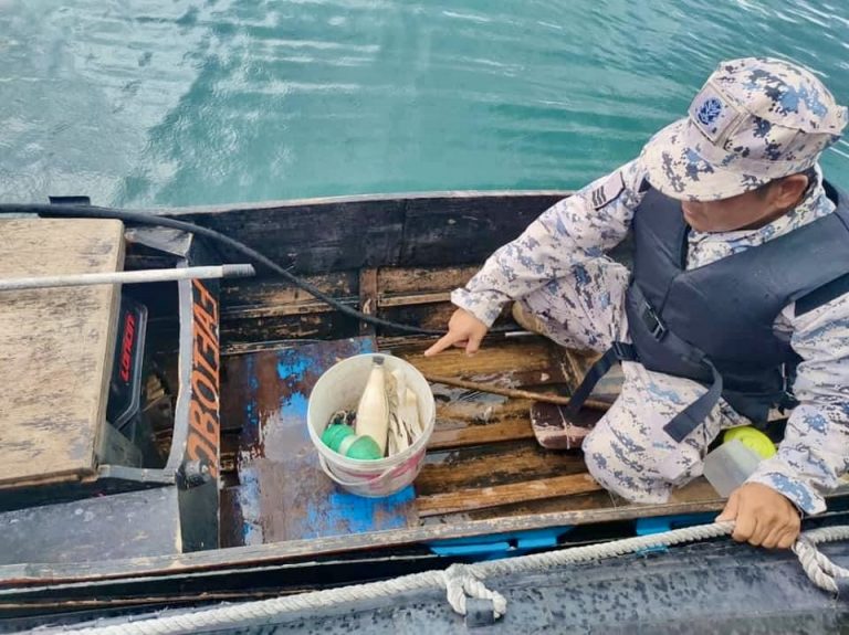 Dua pam bot ditahan tangkap ikan guna bahan letupan