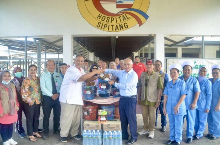 Dr Yusof serah sumbangan bakul makanan kepada petugas keselamatan, kesihatan dan penguatkuasaan di Sipitang