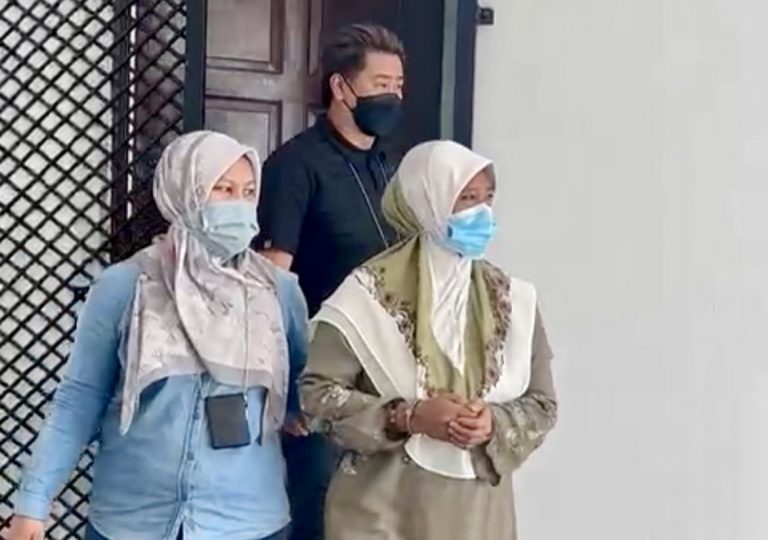 3 tahun penjara, guna kad pengenalan untuk warga asing guna sijil lahir anak sudah meninggal