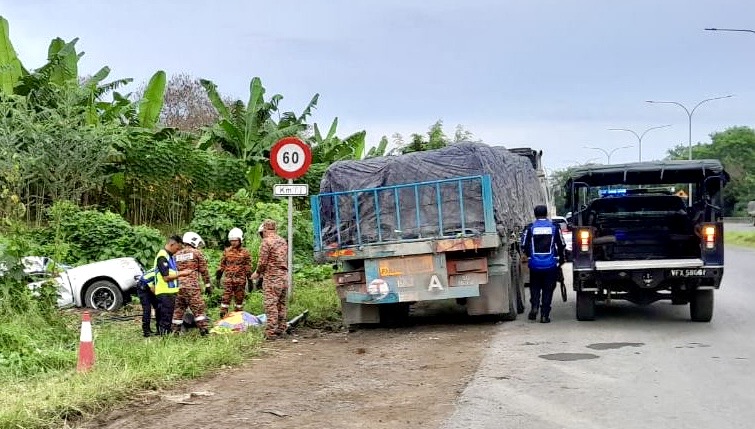 Lelaki maut kereta langgar lori parkir di bahu jalan