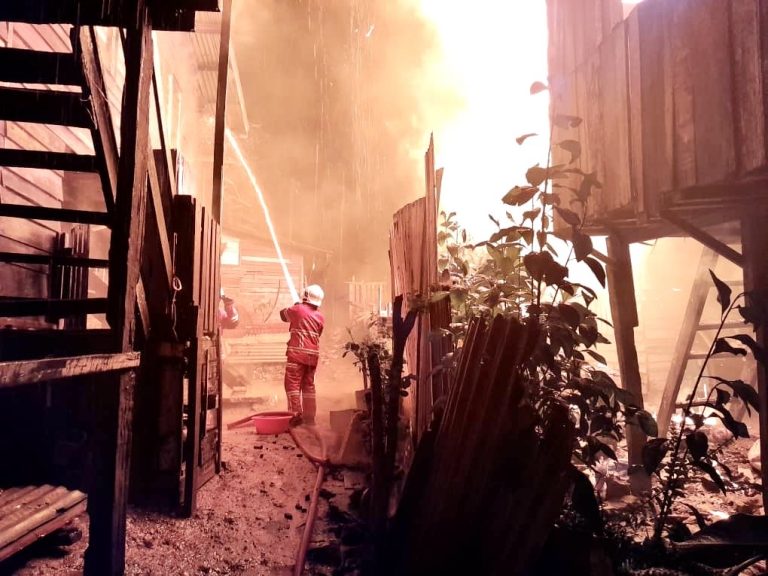 Lapan rumah setinggan terbakar, wanita cedera melecur