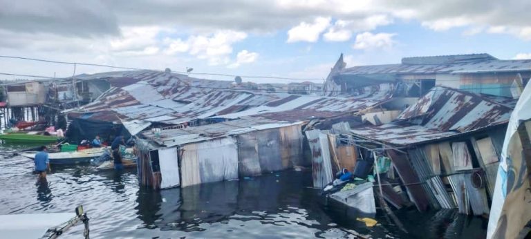 30 rumah atas air di Kampung Simunul Semporna roboh
