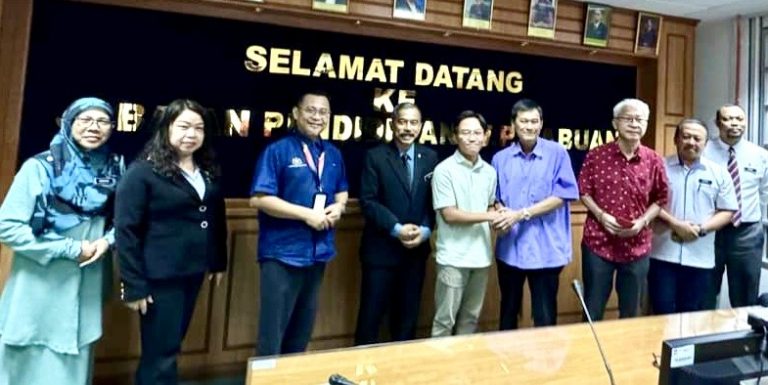 Emapt pelajar cemerlang STPM terima sumbangan Presiden LCCC