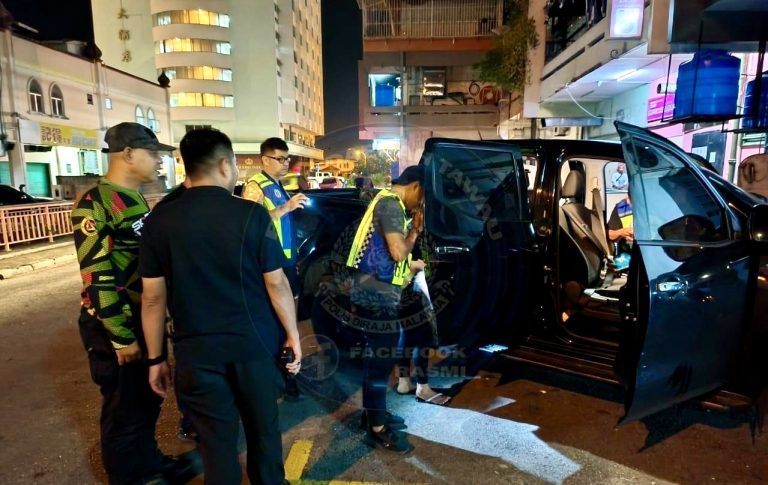 Wanita warga asing bawa senjata tajam dalam kenderaan ditahan
