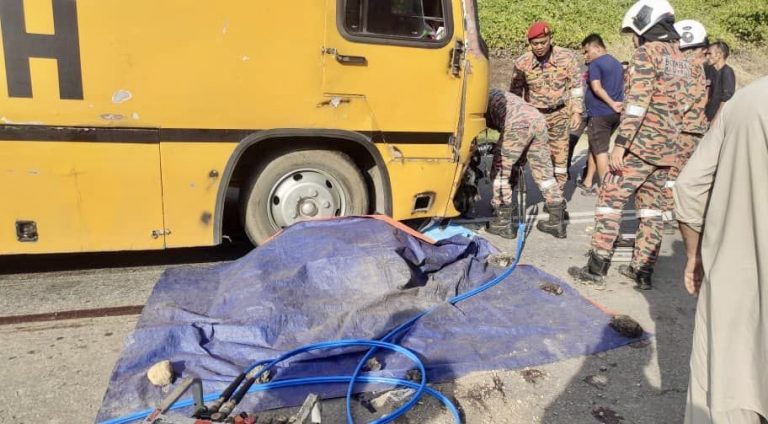 Warga Pakistan maut motosikal bertembung bas sekolah