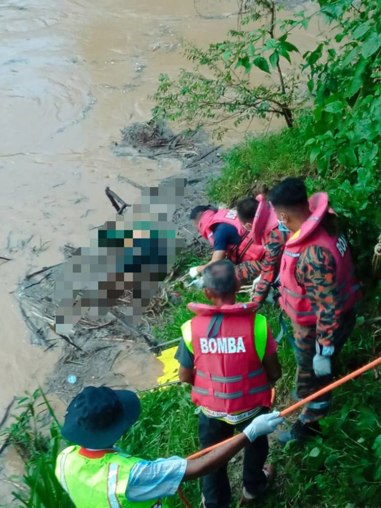 Bomba bantu angkat mayat di Sungai Kampung Iban Tawau