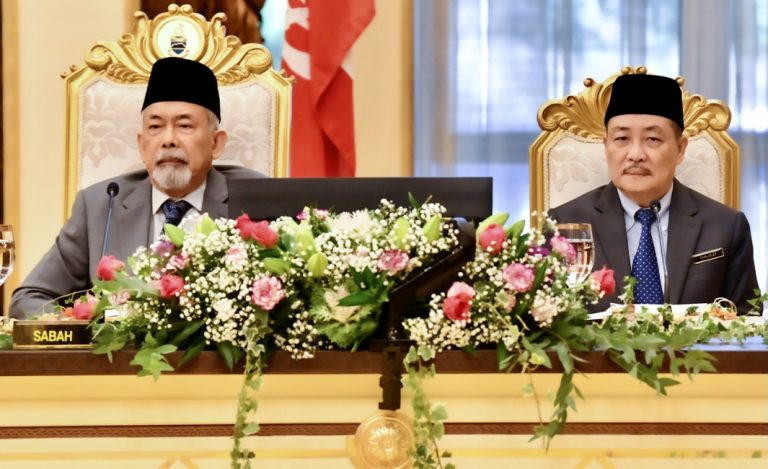 Hajiji mengiringi Juhar Mesyuarat Majlis Raja- Raja di Istana Negara