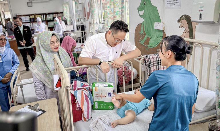 KTC sumbang 200 kota lampin pakai buang di Hospital Kota Marudu