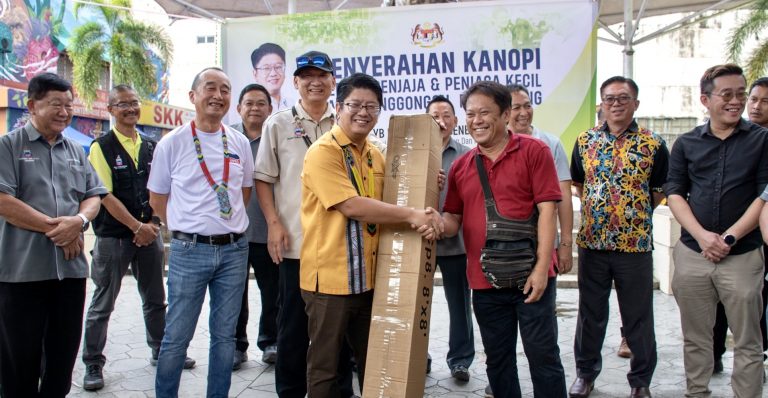 Ewon sumbang kanopi bernilai lebih RM66,000 kepada 434 peniaga kecil Tamu Donggongon