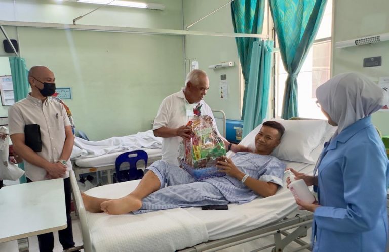 Yayasan Qhazanah Sabah ceriakan pesakit Hospital Sipitang menerusi sumbangan krismas