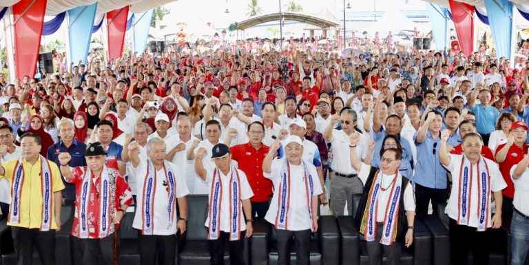 “Saya mahu beritahu Hamzah Zainudin jangan hina pemimpin dan orang Sabah,” kata Hajiji