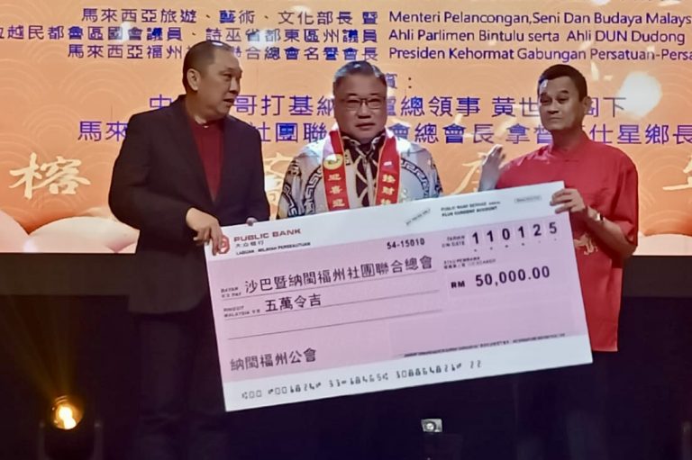 RM50,000 disalurkan kepada Gabungan Persatuan Foochow Sabah dan Labuan