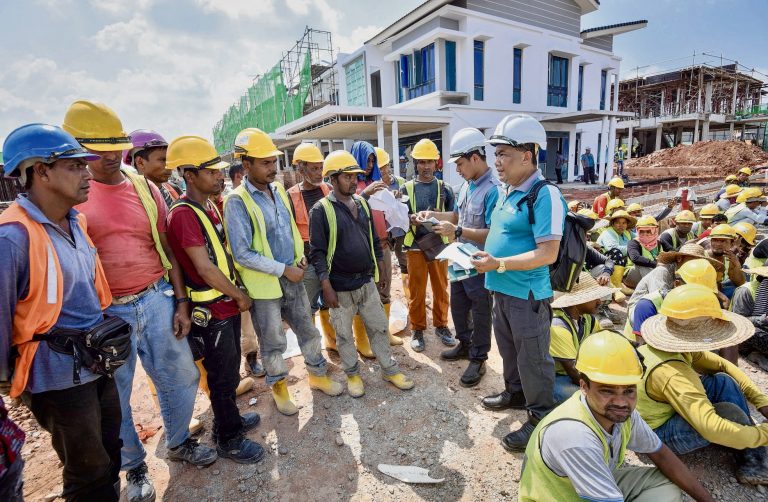 Perintah gaji minimum RM1,700 berkuat kuasa hari ini