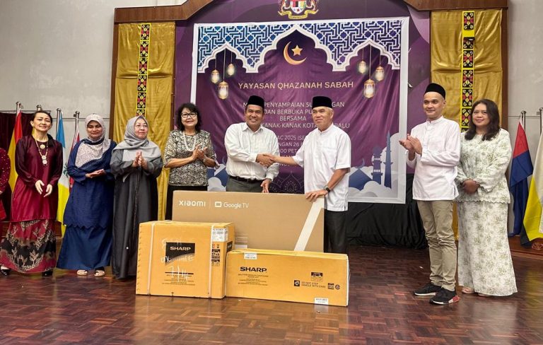 Qhazanah Sabah Berhad rai penghuni Rumah Kanak-Kanak Kota Kinabalu pada majlis berbuka puasa
