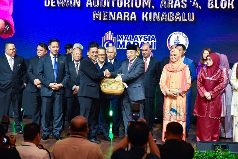 CIS sumbang kuih raya kepada pasukan keselamatan, kesihatan
