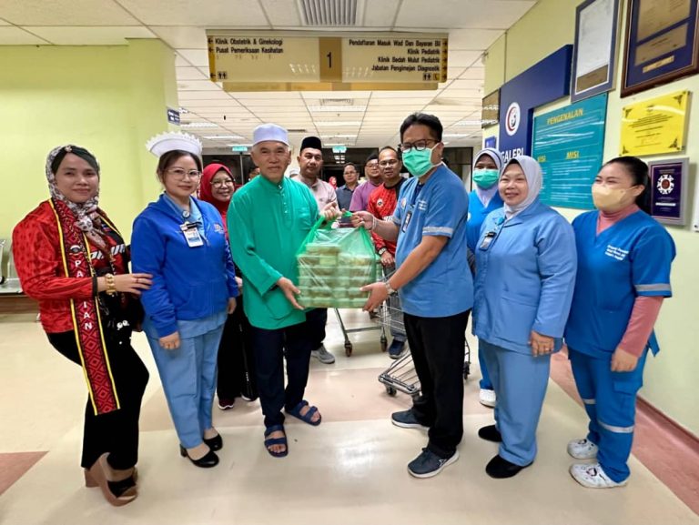 PAADIAN agih pek makanan di hospital pada Program Malam Sahur Ramadan