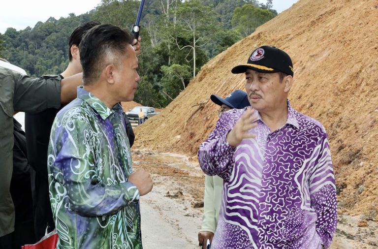 Hajiji meninjau lokasi tanah runtuh di Jalan Keningau – Kimanis