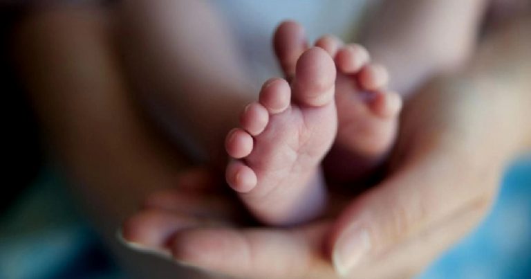 Bayi masih bertali pusat ditemukan di tepi jalan