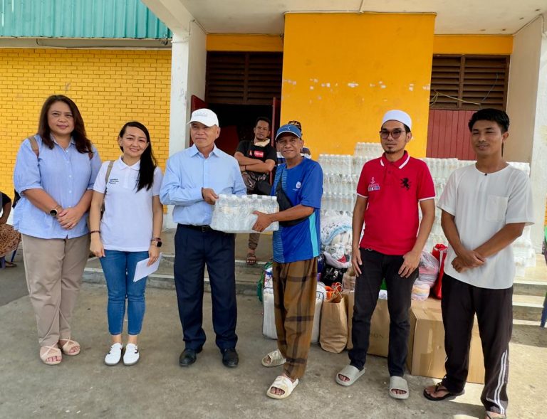 Yayasan Qhazanah Sabah sumbang 200 karton air minuman kepada mangsa kebakaran Kampung Cempaka Likas