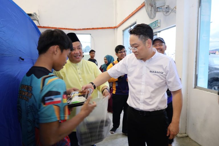 Melentur Buluh Biarlah Dari Rebungnya: Datuk Dexter Bawa Anak Sertai Bantuan Mangsa Banjir di Membakut
