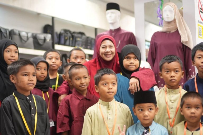 50 kanak-kanak di Kunak terima tajaan shopping raya KTC
