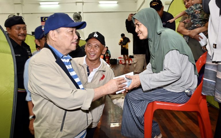 Hajiji turun padang lawat mangsa bencana, salur bantuan di Penampang dan Putatan