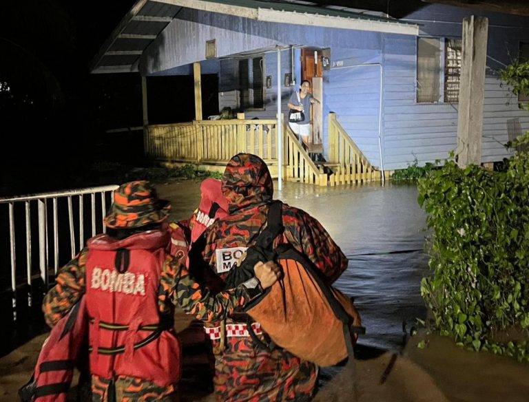 Wanita diselamatkan banjir di Keningau