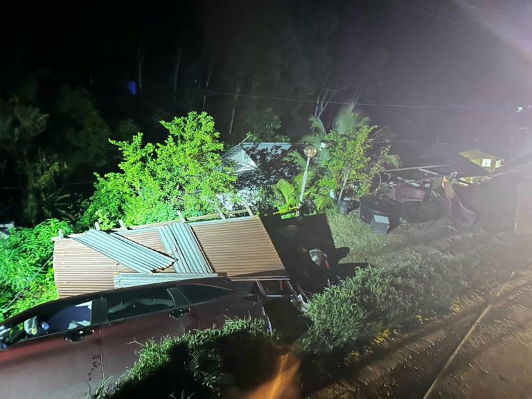 Rumah musnah, dua kenderaan rosak dilanda tanah runtuh