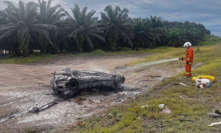 Pemandu maut, dua cedera kereta bertembung lori