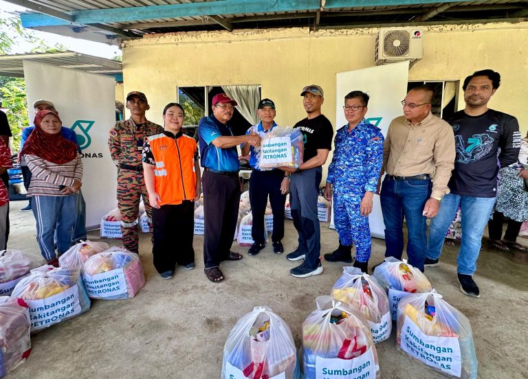Syarikat GLC Negeri, swasta tampil sumbang bakul makanan kepada mangsa banjir di Sipitang