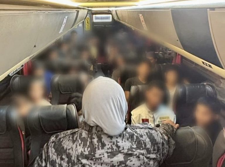 94 PATI Indonesia Dihantar Pulang Melalui Terminal Feri Tawau
