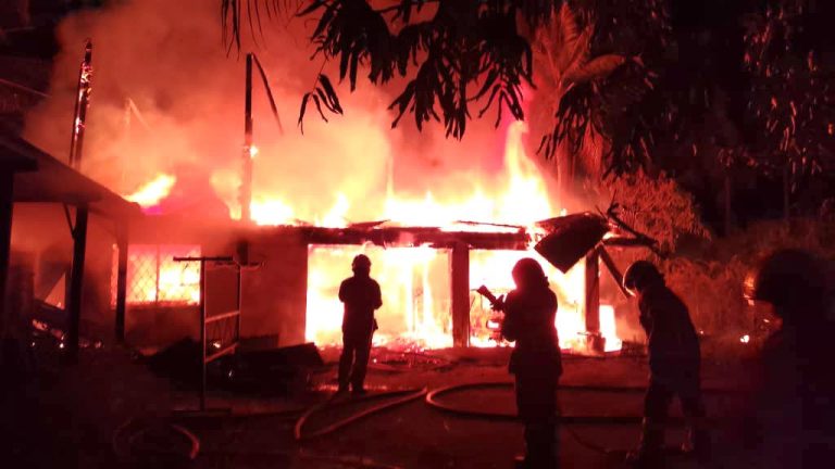 Rumah dan kereta hangus dalam kebakaran di Batu 13, Sandakan