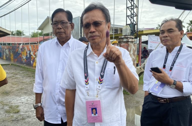 Shafie Apdal Tunaikan Hak Mengundi di Semporna, Ajak Pengundi Turun Awal