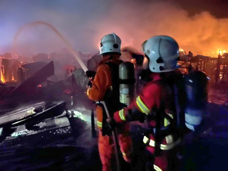 30 rumah atas air musnah dalam kebakaran di Tawau