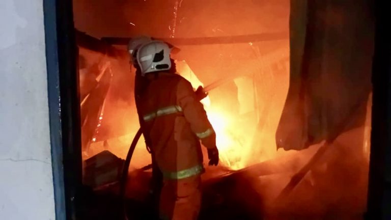 Rumah Dua Tingkat Musnah Dijilat Api di Kota Marudu