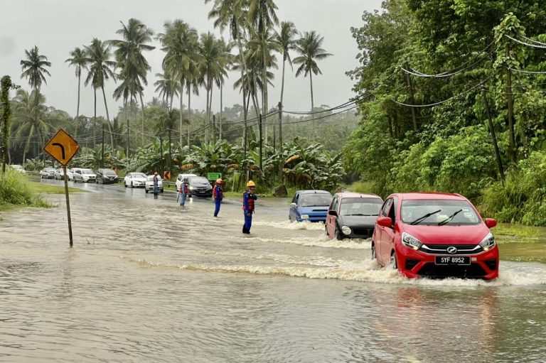 Laluan utama ke Kudat dinaiki air susulan hujan lebat