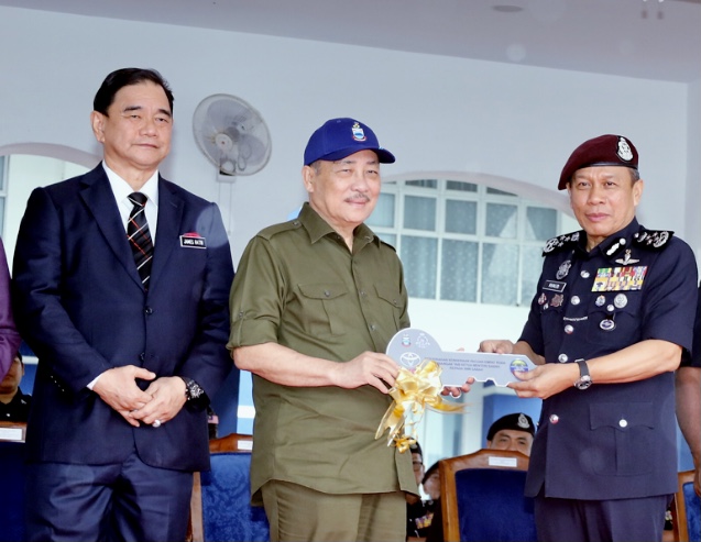 Kerajaan Negeri sumbang dua kenderaan pacuan empat roda kepada Polis Sabah