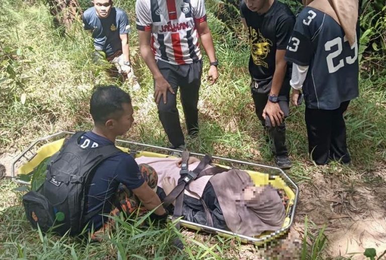 Hampir Pengsan Daki Bukit, Wanita Diselamatkan Bomba