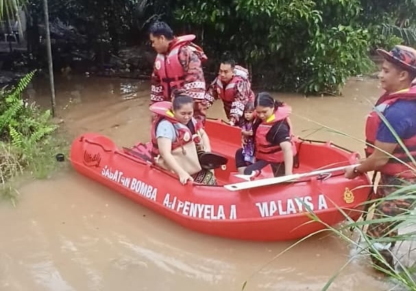 Lapan Mangsa Banjir Kilat Diselamatkan Bomba di Sandakan