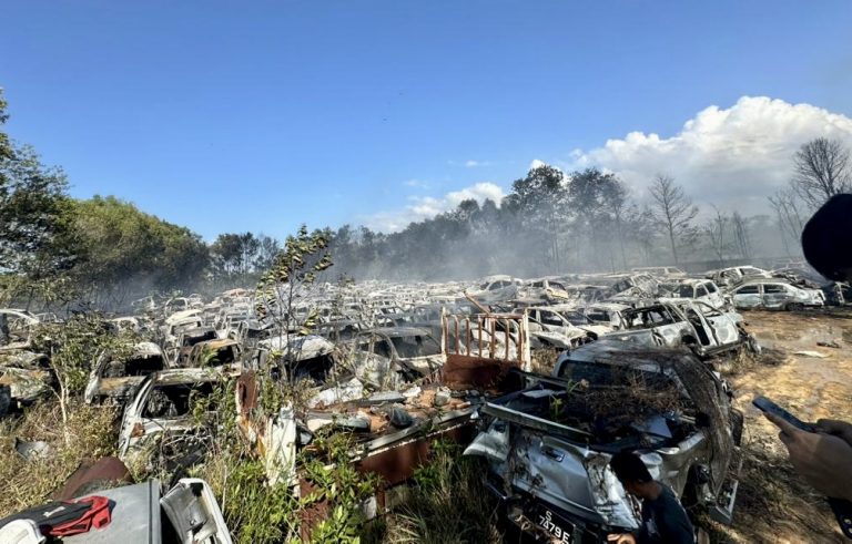 700 kereta musnah dalam kebakaran stor