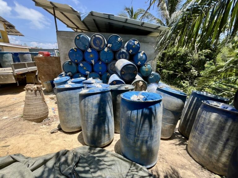 Sorok 2,600 liter petrol dalam tong, warga emas dicekup